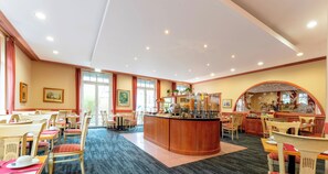 Daily buffet breakfast (EUR 19 per person) - PLAZA Premium Parkhotel Norderstedt (Norderstedt)