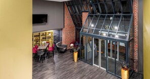 Een modern interieur met een eethoek, een open haard en een groot raam.