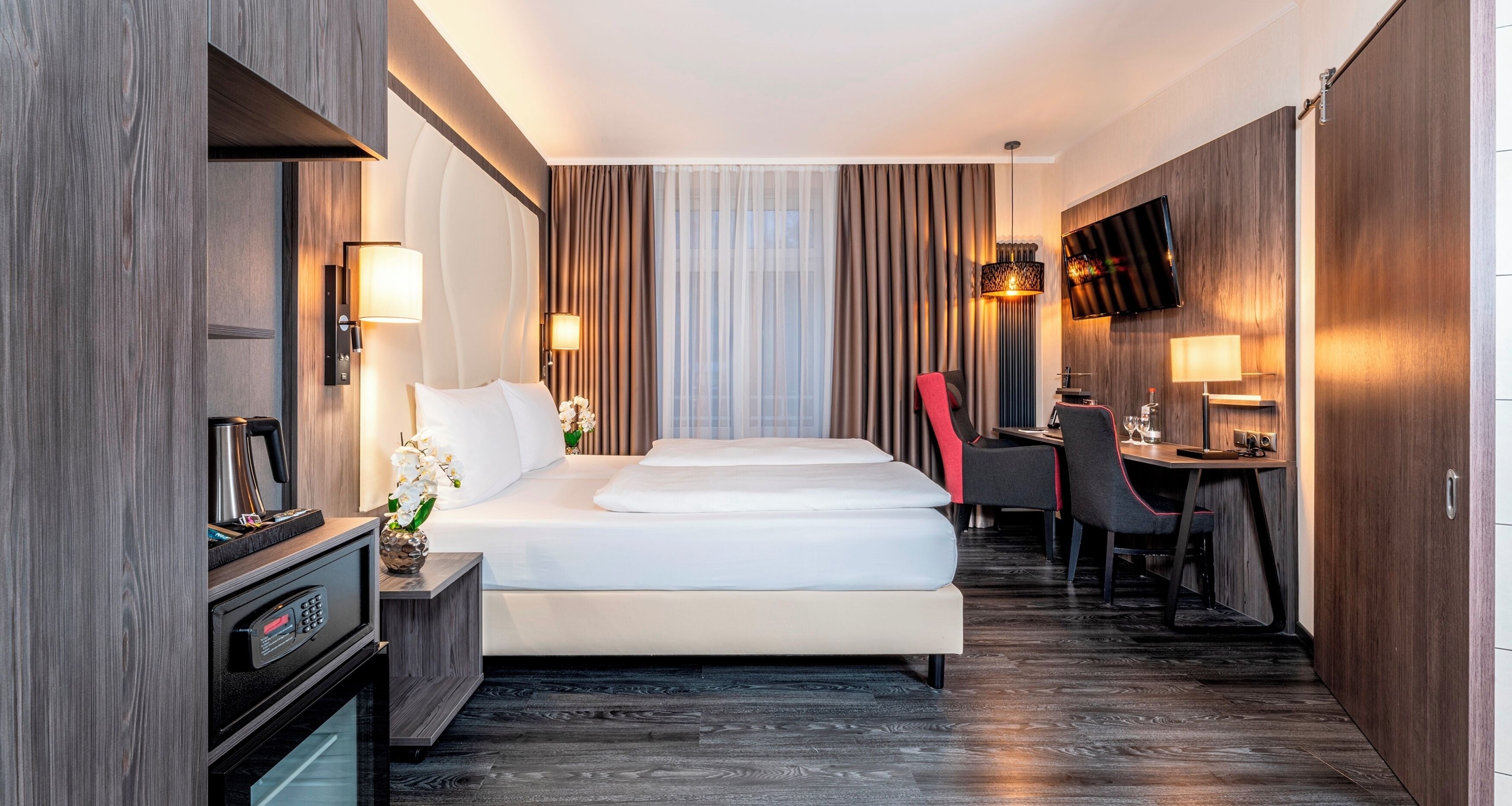 standard double room, park view | 1 bedroom, minibar, in-room safe, desk