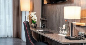 Minibar, coffres-forts dans les chambres, bureau