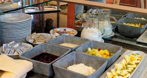 بوفيه فطور يوميًا بتكلفة قدرها (17.00 EUR للشخص)
