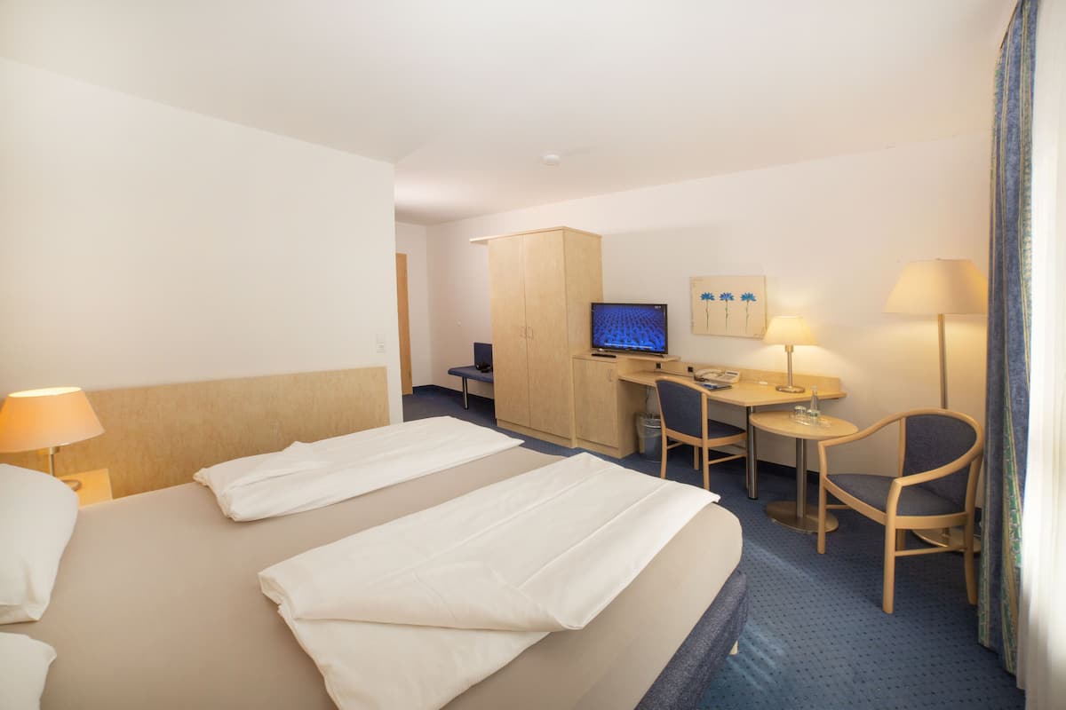 double room | 1 bedroom, hypo-allergenic bedding, desk, blackout curtains