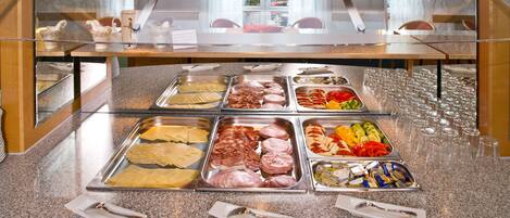 Petit déjeuner buffet (16 EUR par personne)