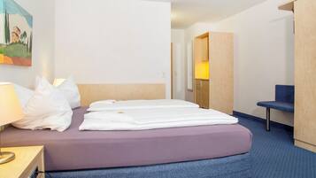 Apartment | Hypo-allergenic bedding, desk, blackout drapes, rollaway beds