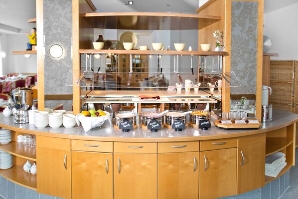 Desayuno buffet diario (EUR 16 por persona)