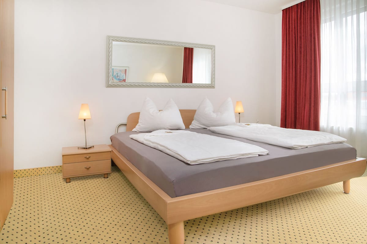 suite | 1 bedroom, hypo-allergenic bedding, desk, blackout curtains