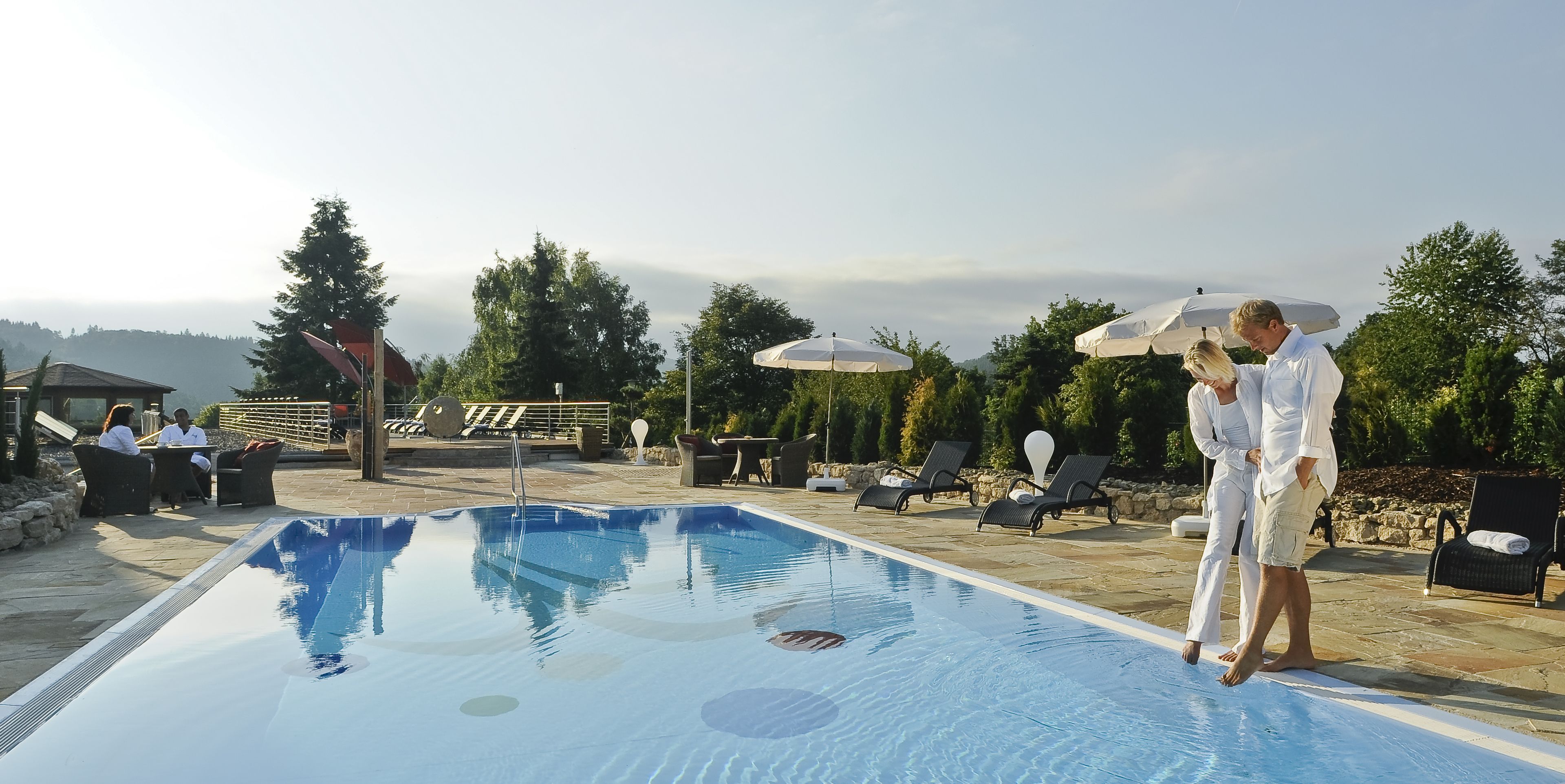 室内游泳池，室外游泳池，池畔遮阳伞，日光浴躺椅