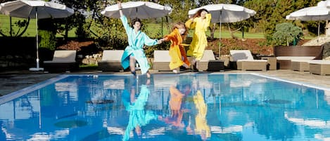 Una piscina cubierta, una piscina al aire libre, sombrillas, tumbonas