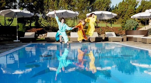 Piscine couverte, piscine extérieure, parasols de plage, chaises longues