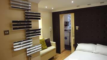 Superior Studio with 1 Double Bed | Iron/ironing board, free WiFi, bed sheets