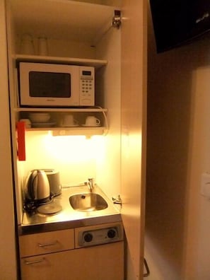 Réfrigérateur, four à micro-ondes, surface de cuisson