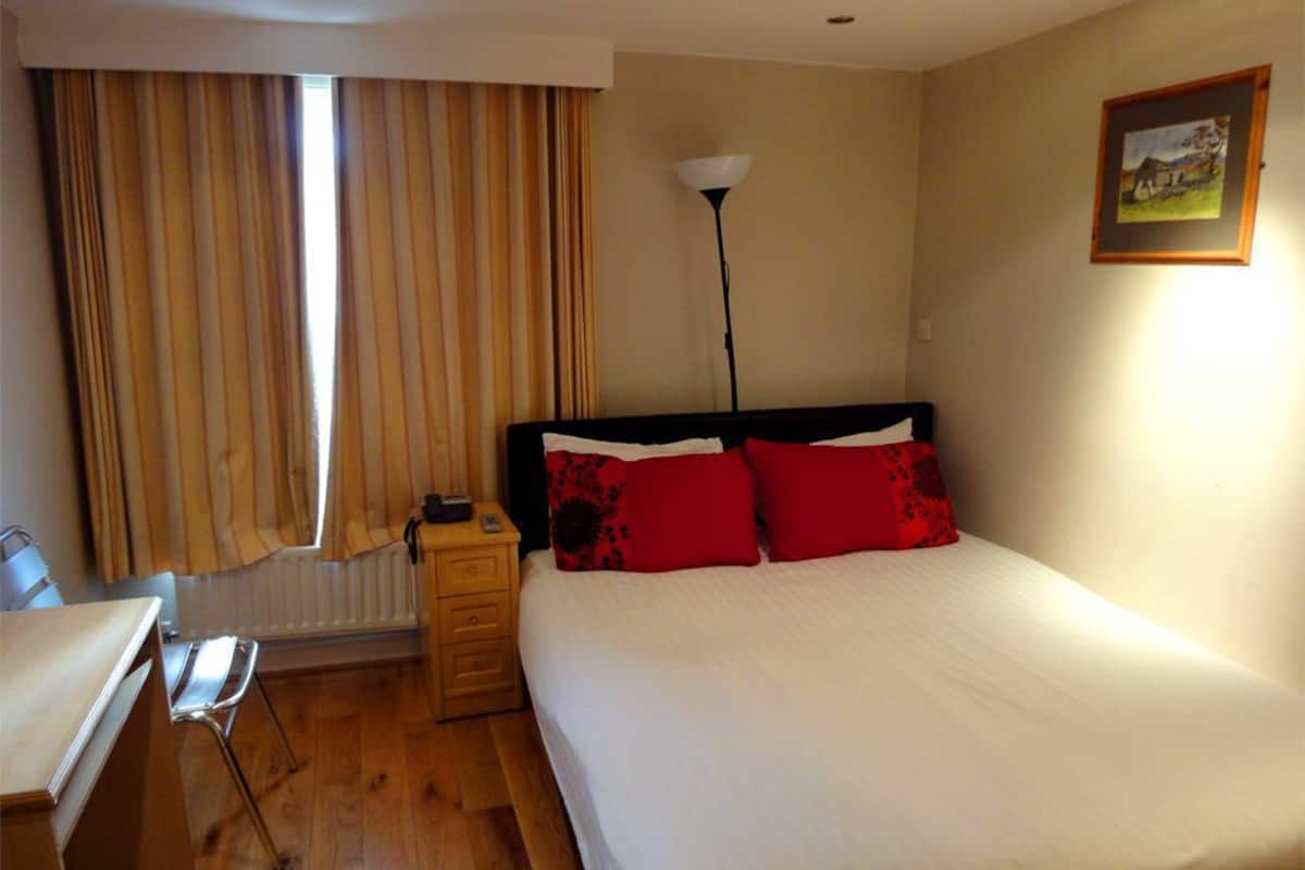 Estudio estándar, 1 cama matrimonial | Tabla de planchar con plancha, wifi gratis y ropa de cama