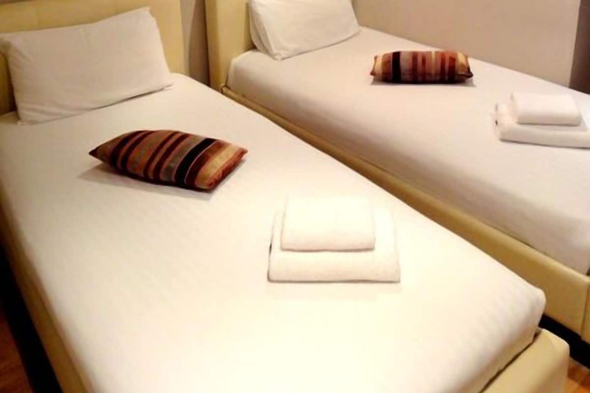 Estudio estándar, 2 camas individuales | Tabla de planchar con plancha, wifi gratis y ropa de cama