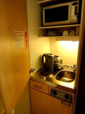 Estudio estándar, 1 cama doble | Cocina básica privada | Frigorífico, microondas, placa de cocina y hervidor eléctrico