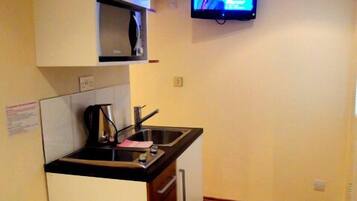 Standard Studio, 1 Twin Bed | Private kitchen | Fridge, microwave, stovetop, electric kettle