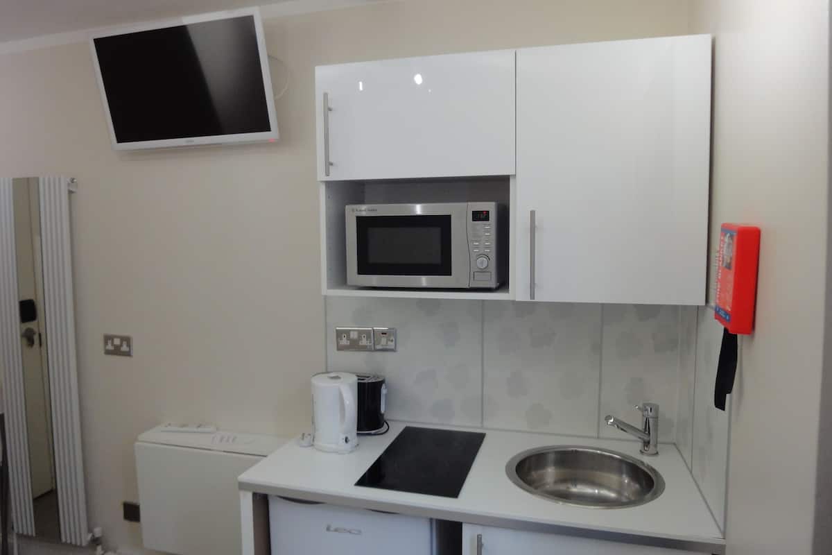 Habitación estándar | Cocina privada | Refrigerador, microondas, parrilla de estufa y tetera eléctrica