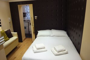 Superior Studio with 1 Double Bed | Iron/ironing board, free WiFi, bed sheets