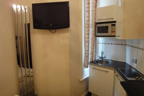 Standard Studio, 1 Double Bed | Private kitchenette