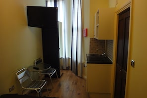 Estudi estàndard, 1 llit doble | Cuina bàsica privada | Frigorífic, microones, placa de cuina i bullidora elèctrica