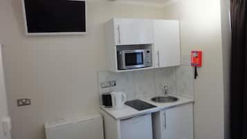 Superior Studio with 1 Double Bed | Private kitchen | Fridge, microwave, stovetop, electric kettle