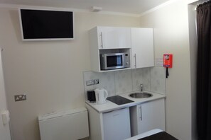 Superior Studio with 1 Double Bed | Private kitchen | Fridge, microwave, stovetop, electric kettle