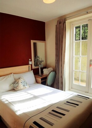 Standard Studio, 1 Double Bed | Iron/ironing board, free WiFi, bed sheets - Dylan Apartments Earls Court (London)