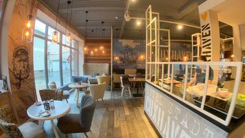 Frühstücksbuffet unter der Woche (27.5 EUR pro Person)