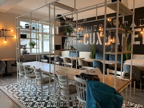 Buffet déjeuner (27.5 EUR par personne)