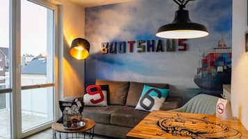 Apartamento (Bootshaus Deck 5) | Área de estar | TV de tela plana, tablet