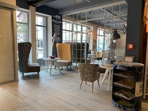 Bar-salon dans le hall