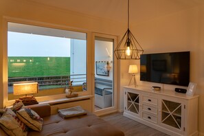 Appartement (Seedeich) | Woonruimte | Flatscreentelevisie en een tabletcomputer
