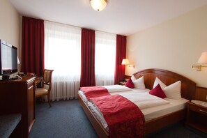 Tweepersoonskamer | Een minibar, een kluis op de kamer, een bureau, gratis babybedden