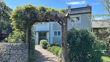 Lägenhet Comfort (2+1) | 1 sovrum, allergitestade sängkläder och värdeförvaringsskåp på rummet