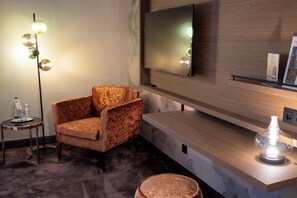 Ropa de cama de alta calidad y caja de seguridad en la habitación 