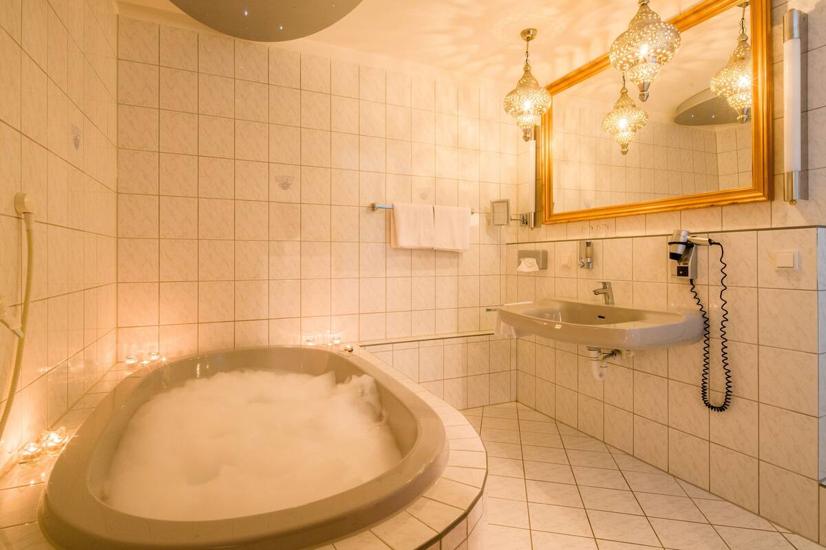honeymoon studio suite | bathroom | free toiletries, hair dryer, towels, soap
