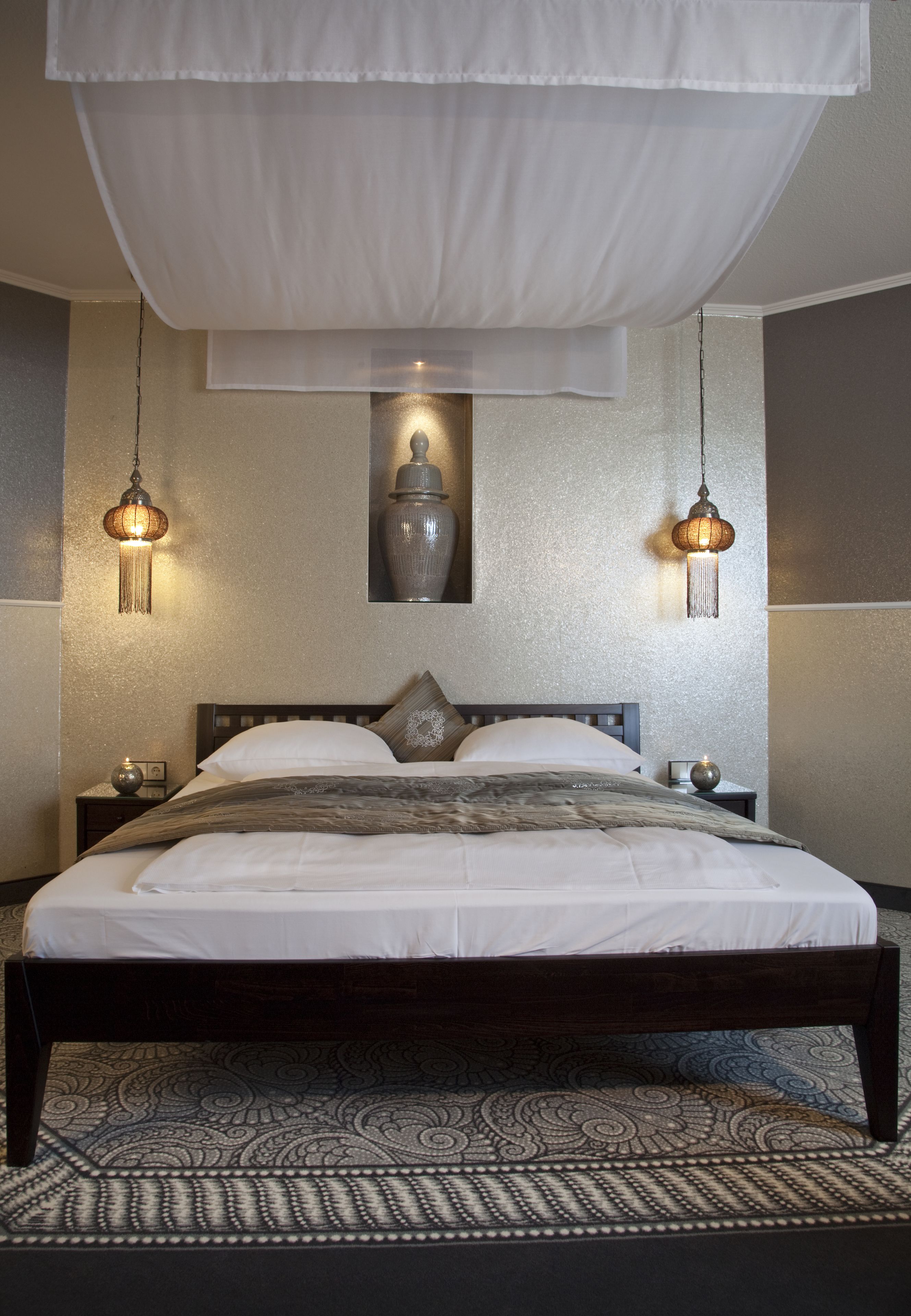 Honeymoon-Studiosuite | Allergikerbettwaren, Zimmersafe, individuell dekoriert, Schreibtisch