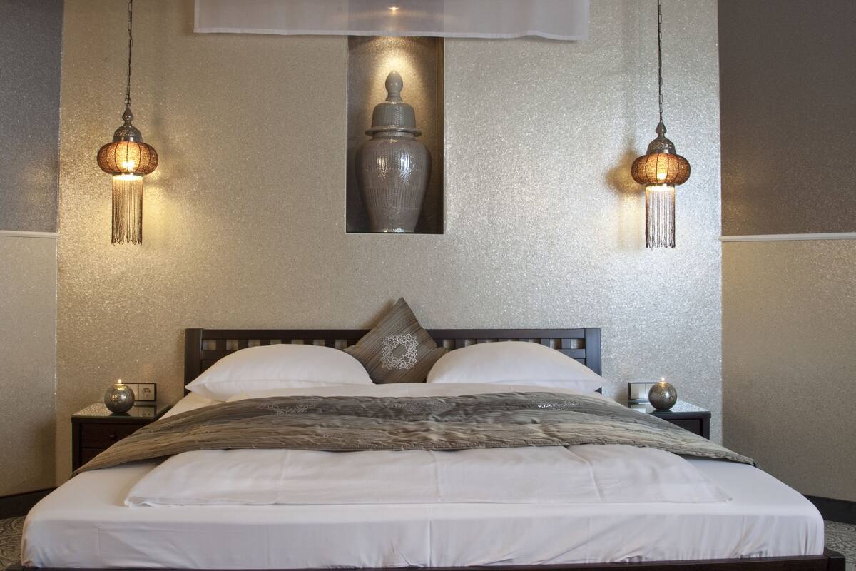 honeymoon studio suite | hypo-allergenic bedding, in-room safe, individually decorated, desk