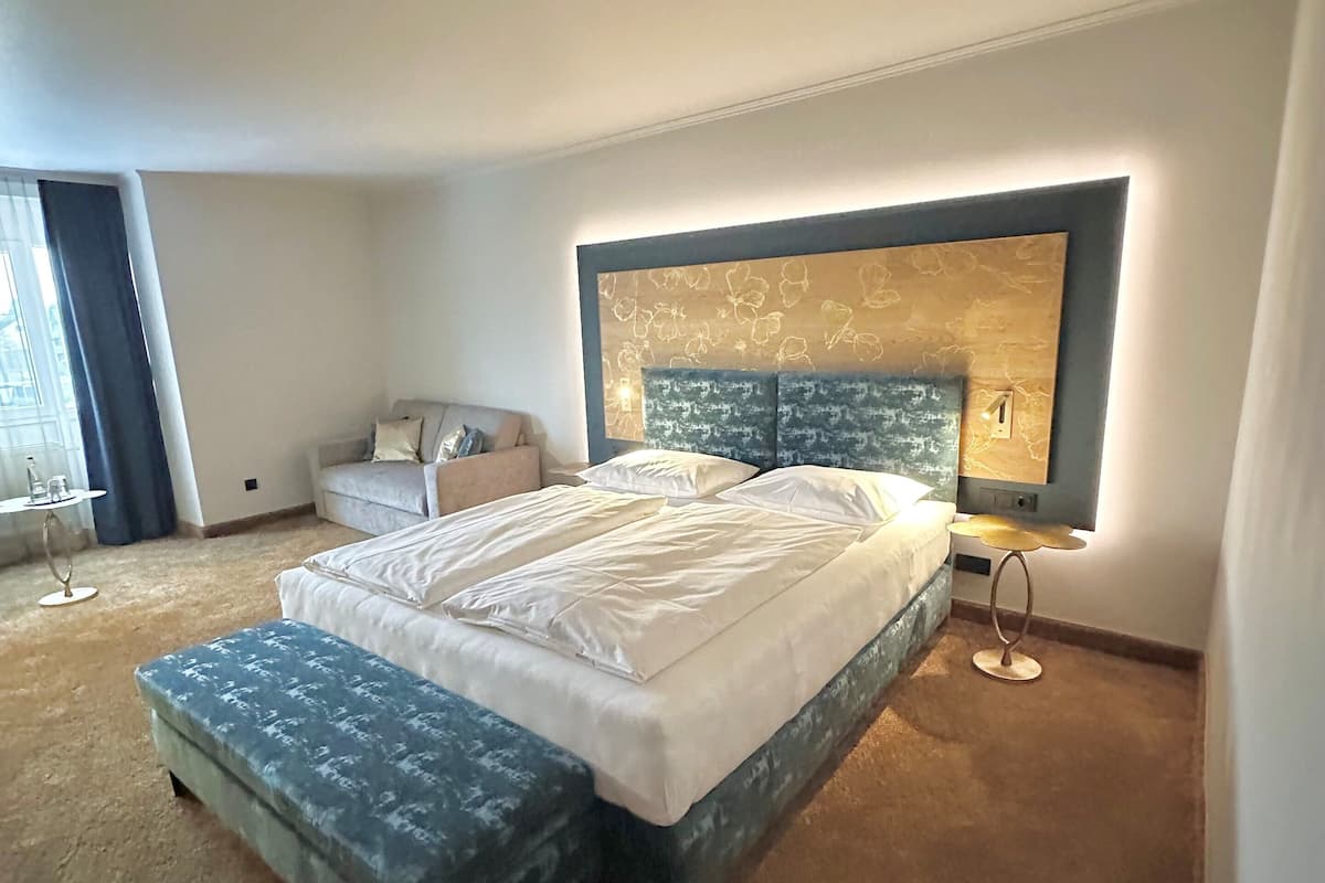 Hypo-allergenic bedding, in-room safe, individually decorated, desk