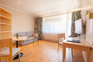 Apartamento luxo, 1 cama King e sofá-cama, sacada (2+1) | Área de estar | Smart TV 43 polegadas com canais via satélite