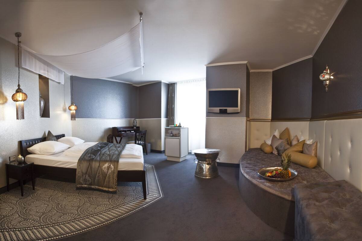 honeymoon studio suite | hypo-allergenic bedding, in-room safe, individually decorated, desk