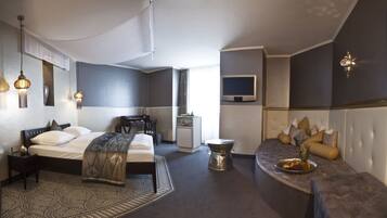 Honeymoon Studio Suite | 1 bedroom, hypo-allergenic bedding, in-room safe, individually decorated