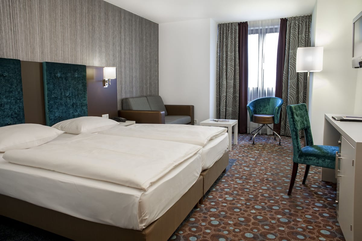 Dobbeltrom – comfort | Sengetøy av topp kvalitet, safe på rommet og individuelt dekorert