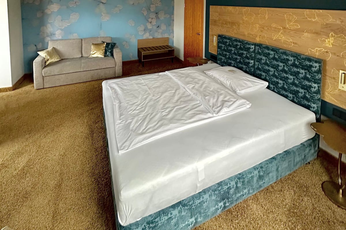 Sengetøy av topp kvalitet, safe på rommet og individuelt dekorert