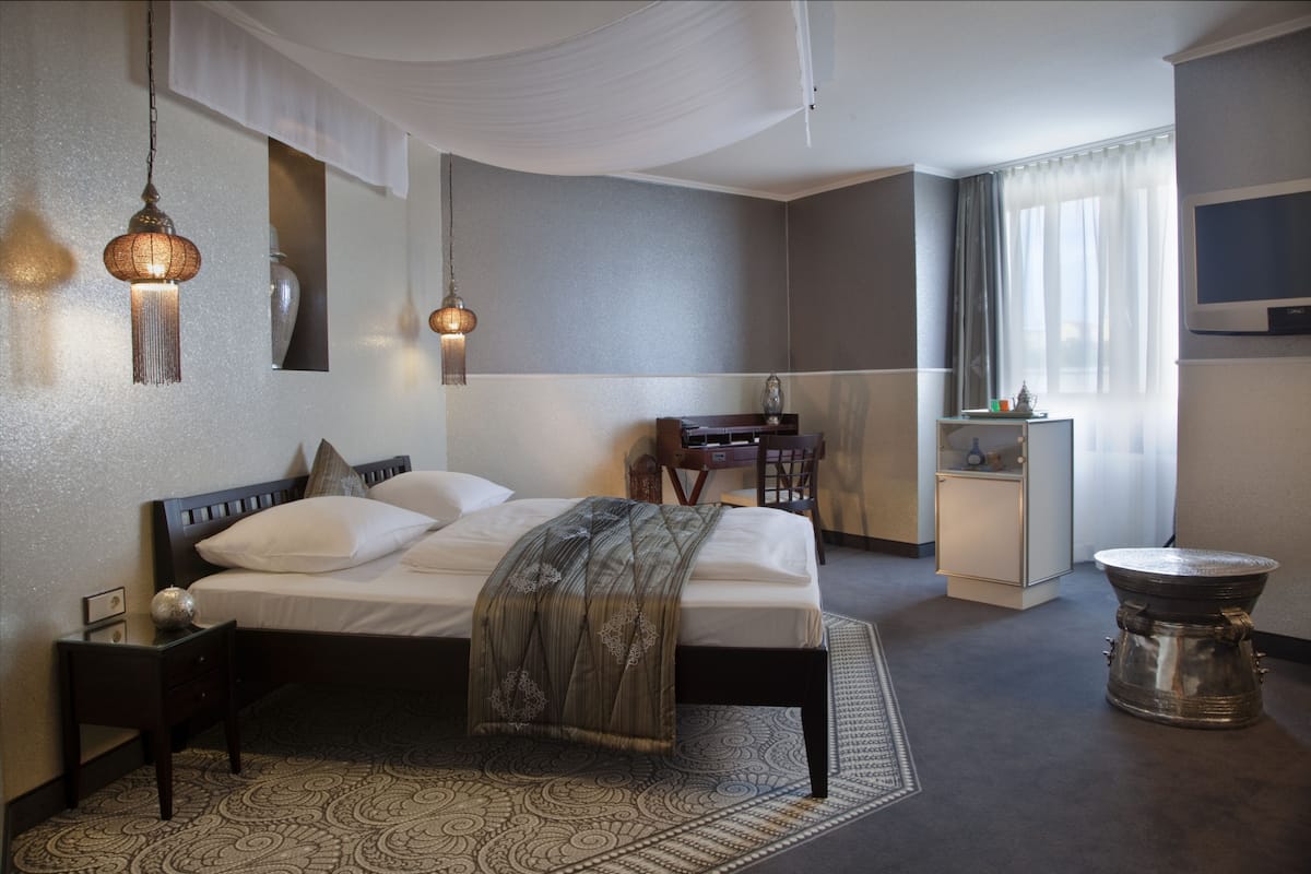 honeymoon studio suite | hypo-allergenic bedding, in-room safe, individually decorated, desk