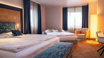 Ropa de cama de alta calidad y caja de seguridad en la habitación