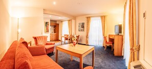 Suite, non-fumeurs, vue montagne | Coin séjour | Télévision LCD