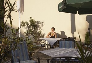 Honeymoon-Suite, barrierefrei, Stadtblick | Hochwertige Bettwaren, Minibar, Zimmersafe, Schreibtisch