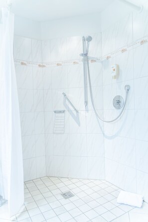 Superior Double Room, Accessible | Bathroom shower - AKZENT Hotel Atrium (Bad Krozingen)