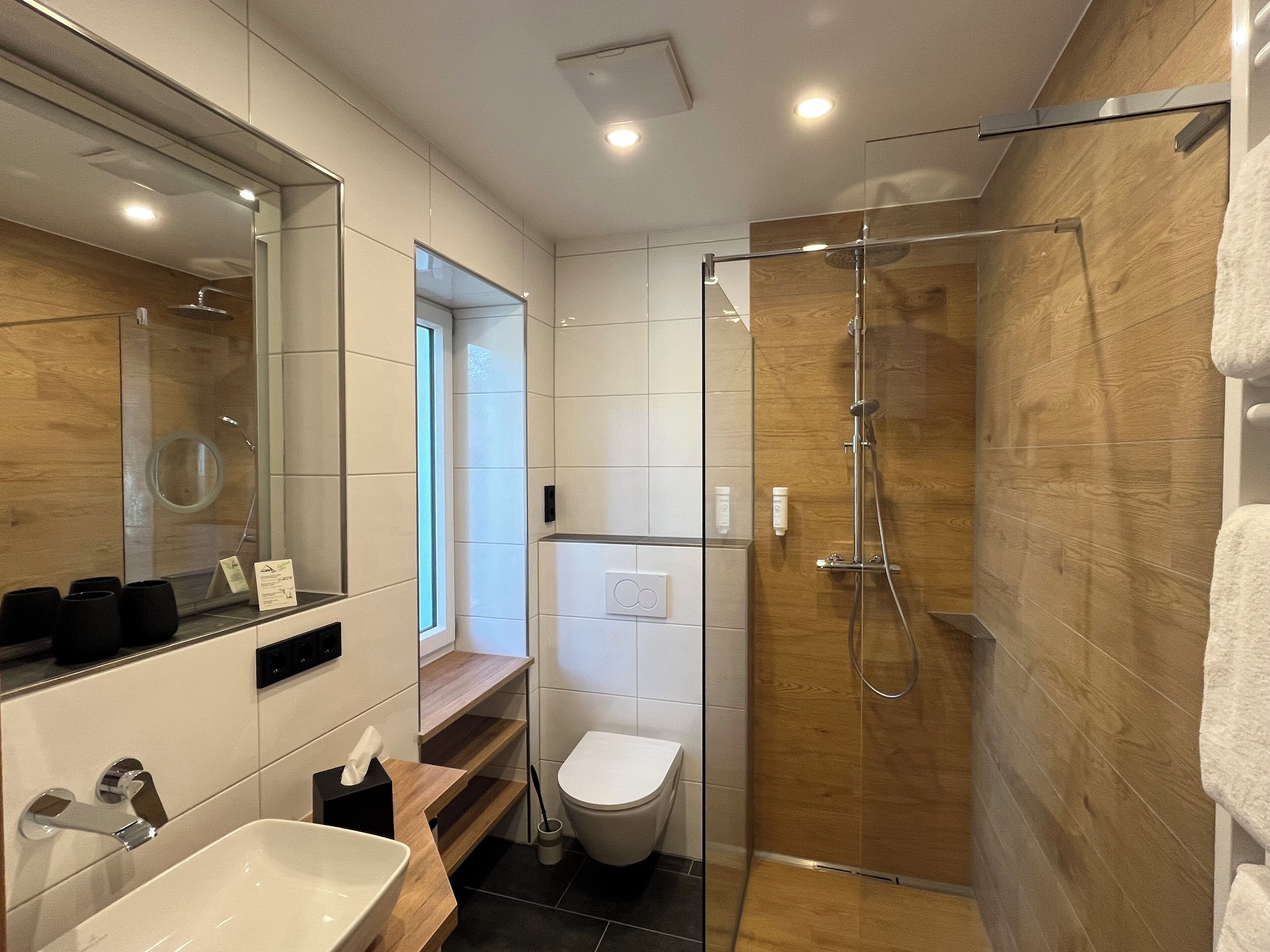 comfort quadruple room, 1 bedroom, air conditioning | bathroom | hair dryer, towels, soap, shampoo