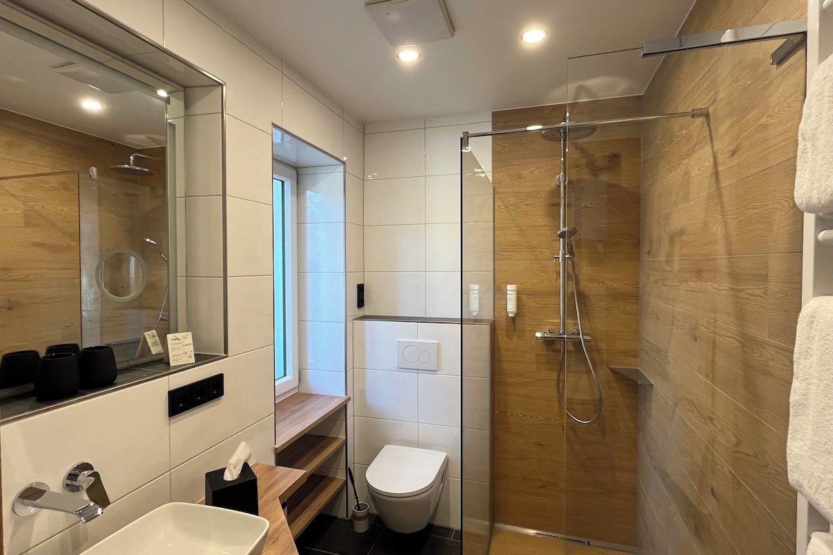 comfort quadruple room, 1 bedroom, air conditioning | bathroom | hair dryer, towels, soap, shampoo